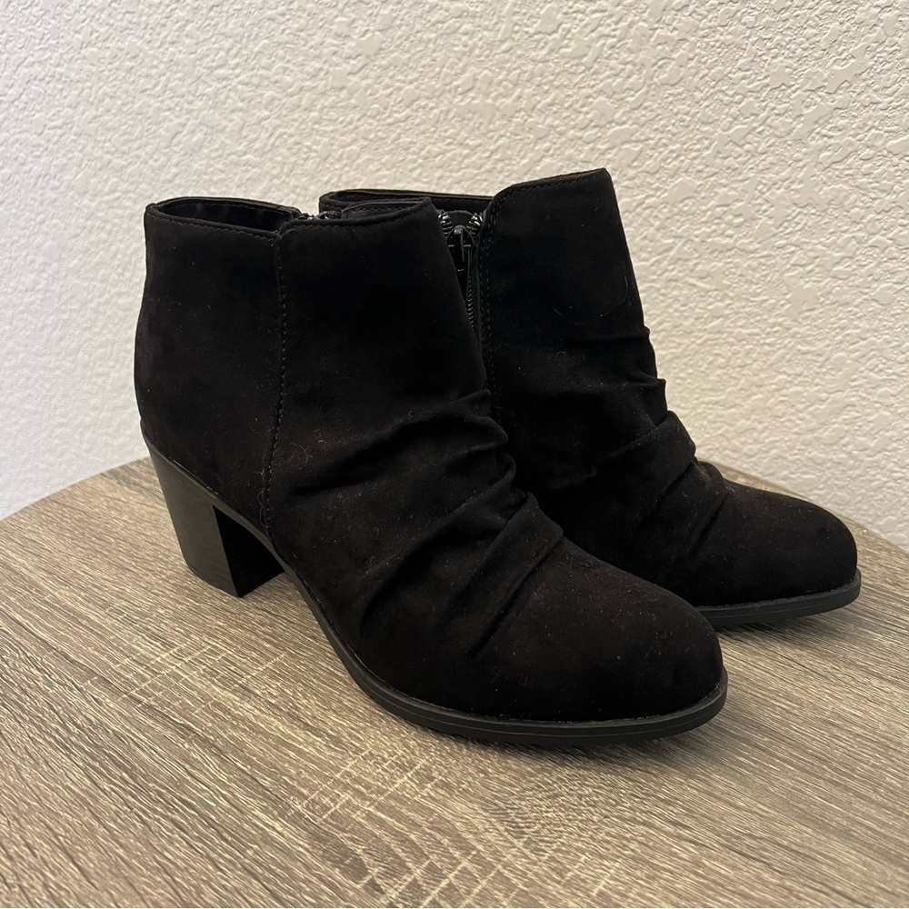 Arizona Jeans Oakes Black Faux Suede Ruched Stacked Heel Bootie Ankle Boots- 6 - Picture 12 of 12